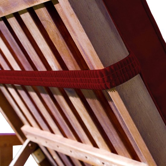 Detail van rode ligbedkussen met gestreepte houten rugleuning.