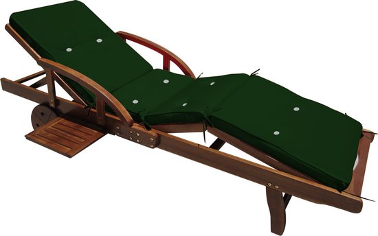 Houten ligstoel met een donkergroen kussen met witte knopen en touwtjes.