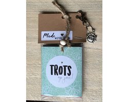 Thee cadeau met de tekst 'Trots op jou!', met sleutelhanger en bedeltje, 4 verschillende theezakjes, geslaagd kadootje, theekado, school examen, rij examen, geschenkpakket, relatiegeschenk, kadopakket
