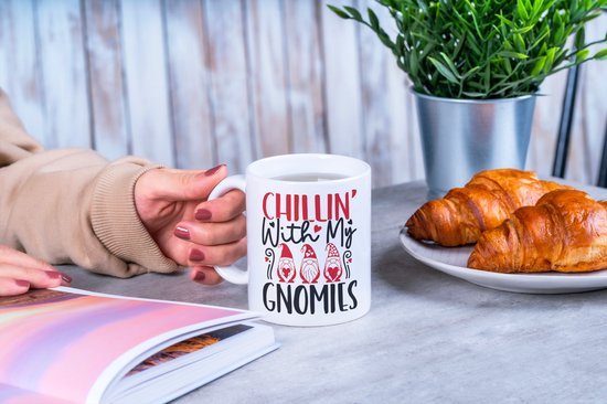 Tasse Saint-Valentin avec texte : chillin with my gnomies | cadeau de Saint-Valentin | Décoration de Saint-Valentin | Cadeaux drôles | Tasse de café | Gobelet à café | Tasse à thé | Tasse de thé