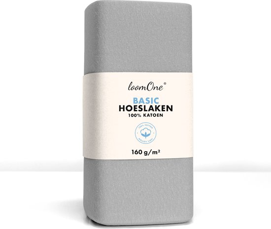 Drap housse gris roulé avec une étiquette de 'loomOne BASIC HOESLAKEN 100% KATOEN 160 g/m²'.