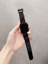 Siliconen Apple Watch Sportbandje met gaatjes en Gespsluiting - Zwart- 42/44/45 mm - Series 1 2 3 4 5 6 SE 7 - Geschikt voor Apple Watch