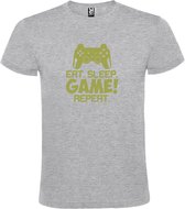 Grijs t-shirt met tekst 'EAT SLEEP GAME REPEAT' print Goud size XS