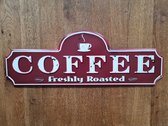 Metalen wandbord - COFFEE Freshly Roasted - Koffie wandbord - 49x17cm