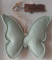Maak uw gezellige omgeving compleet met deze decoratieve vlinder (13cm x 14cm). In een zachte mintgroene kleur en voorzien van een touwtje waarmee deze licht opgevulde vlinder kan