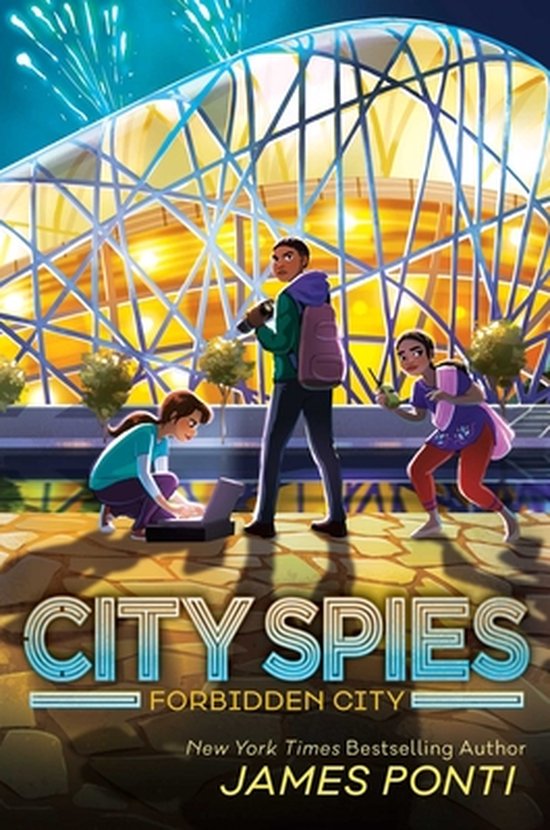 Boek 'City Spies: Forbidden City' met drie kinderen bij een modern gebouw met vuurwerk.