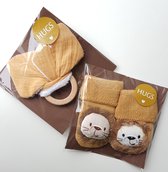 2-delige kraamcadeau set met bijtring bunny ears en sokken met leeuwtjes