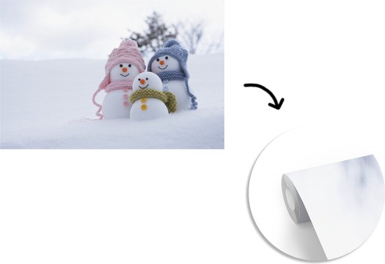 Papier peint Papier peint photo en vinyle - Une famille de poupées de Noël sur le paysage enneigé largeur 360 cm x hauteur 240 cm - Tirage photo sur papier peint (disponible en 7 tailles)