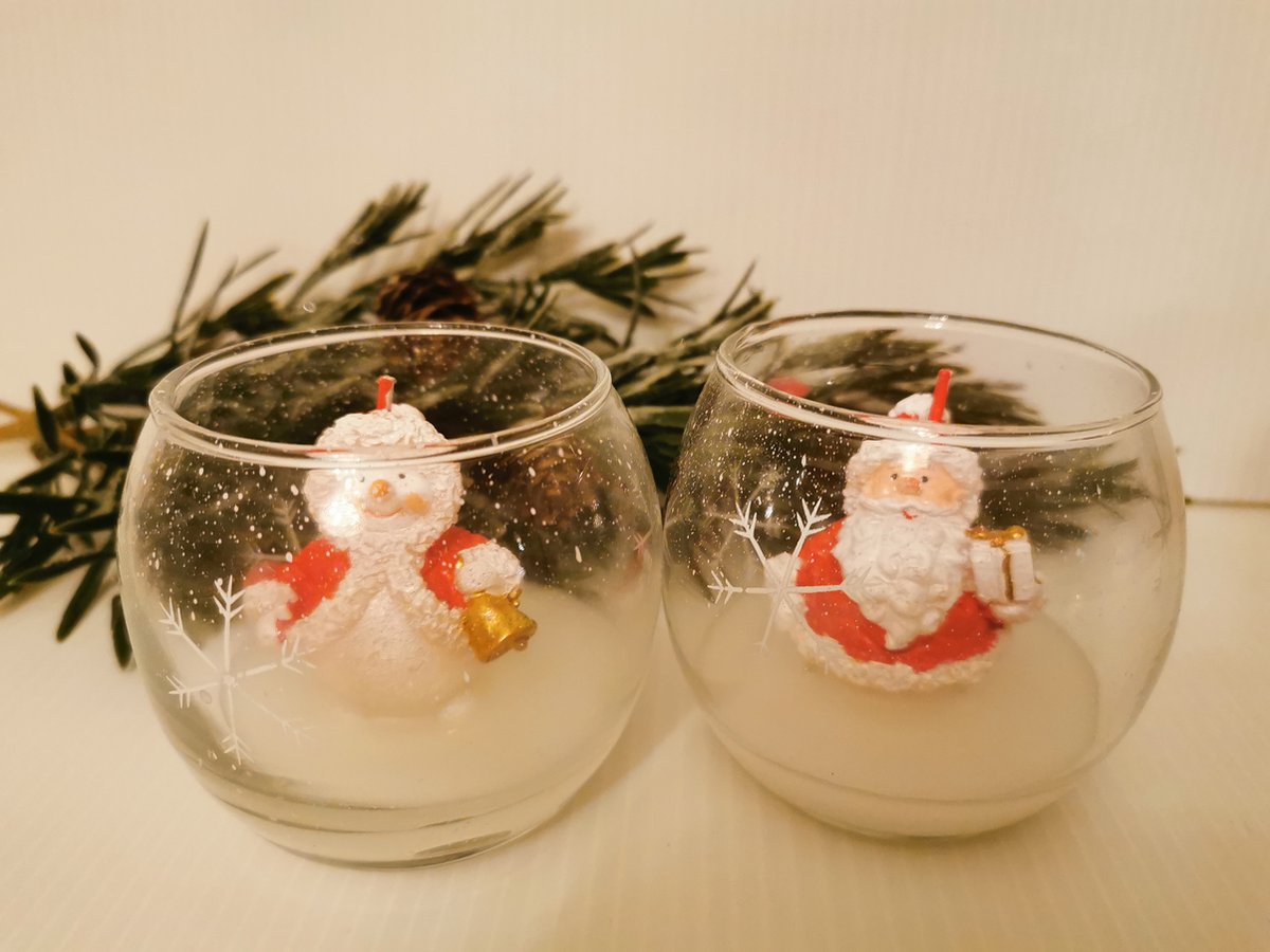 Out of the Blue Set van 2 waxinelichtjes/theelichtjes de kerstman en een sneeuwman in een rond versierd glas wit