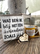 Cadeaupakket vriendin - tekstbordje Wat ben ik  blij met een vriendin zoals jij  inclusief houten hartje liefs - Mok De liefste vriendin van de wereld ben jij! - vriendschap - vale