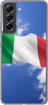 Geschikt voor Samsung Galaxy S21 FE hoesje - De vlag van Italië wappert in de lucht - Siliconen Telefoonhoesje