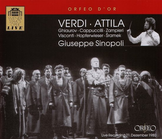 Giuseppe Sinopoli dirigeert het koor en orkest van de Weense Staatsopera in Verdi's Attila. In het zwart-wit beeld staan de zangers in kostuum op een podium.