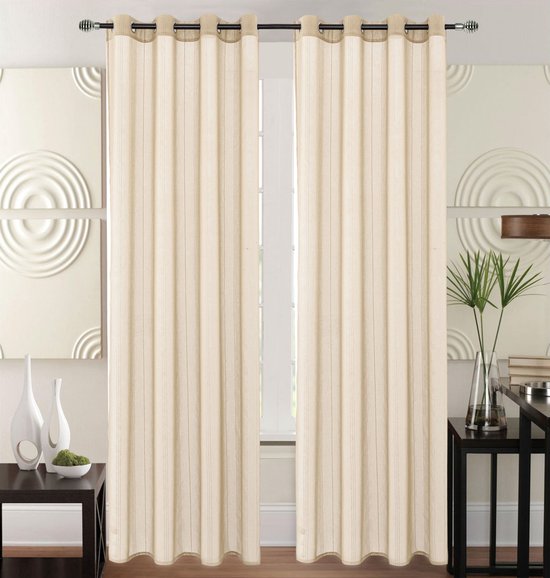 Twee taupe vitrage gordijnen met verticale strepen hangen voor een raam.