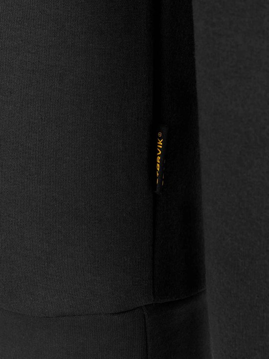 Détail du logo STØRVIK noir sur le côté du sweatshirt.
