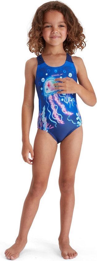 Donkerblauw Speedo badpak met een print van roze kwallen, bubbels en zeewier. Een meisje in het badpak staat met de handen voor de buik.