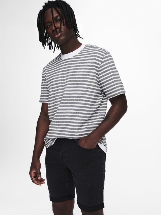 Man met dreadlocks draagt gestreepte t-shirt en zwarte shorts.