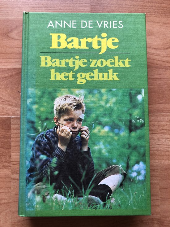 Boek 'Bartje zoekt het geluk' van Anne de Vries met op de voorkant een jongen met een eend.
