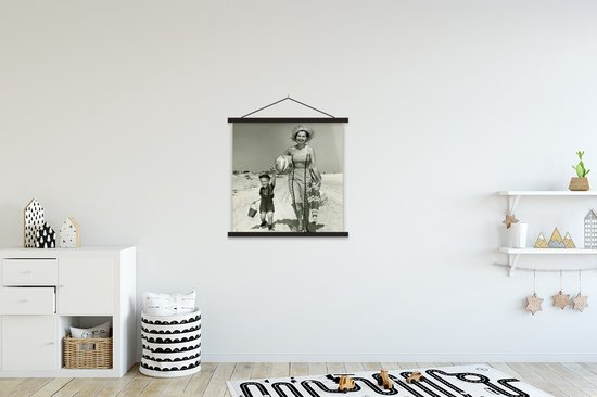 Porte-affiche avec affiche - Affiche scolaire - Portrait Vintage d'une mère et de son fils sur la plage en noir et blanc - 60x60 cm - Lattes noires