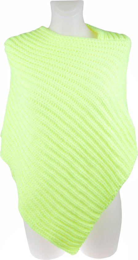 Neon gele gebreide poncho op een paspop, met schuine ribbels en hoge hals.