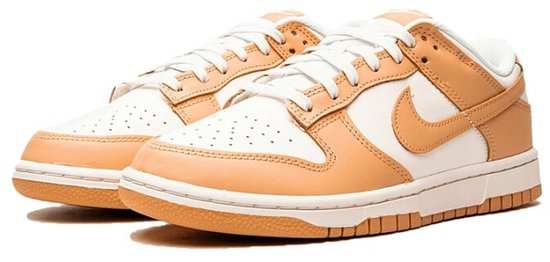 Witte Nike Dunk Low sneakers met lichtbruine leren overlays, een paar schoenen.