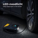 Zwarte en gele Five Stars luchtcompressor met ingeschakeld LED-noodlicht, pompt een autoband op.