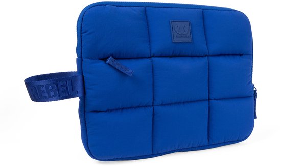 Sacoche d'ordinateur portable bleue matelassée avec fermeture éclair et boucle en tissu, isolée sur fond blanc.