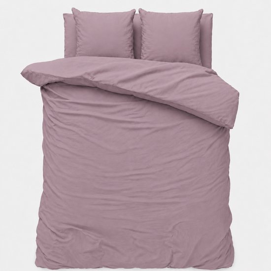 Roze dekbedovertrek met twee kussenslopen op een witte achtergrond.