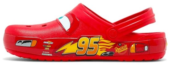 Sabot Crocs rouge, orné du personnage Flash McQueen, du numéro 95 et de détails de voiture de course.