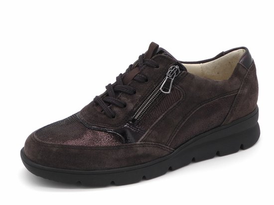 Bruine veterschoen van suède met ritssluiting, metallic accenten en zwarte zool.