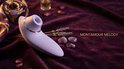 Lila Montamour Melody luchtdruk vibrator op een paarse fluwelen doek, met lavendel en stenen.