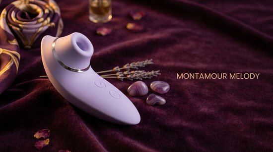 Lila Montamour Melody luchtdruk vibrator op een paarse fluwelen doek, met lavendel en stenen.