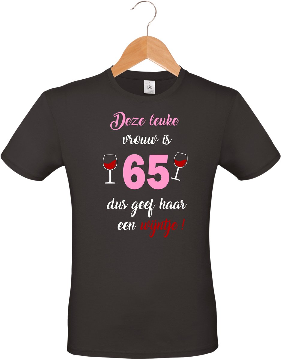 mijncadeautje - T-shirt unisex - zwart - verjaardag - feestje - cadeautje - Deze leuke vrouw is 65, dus geef haar een wijntje - maat S