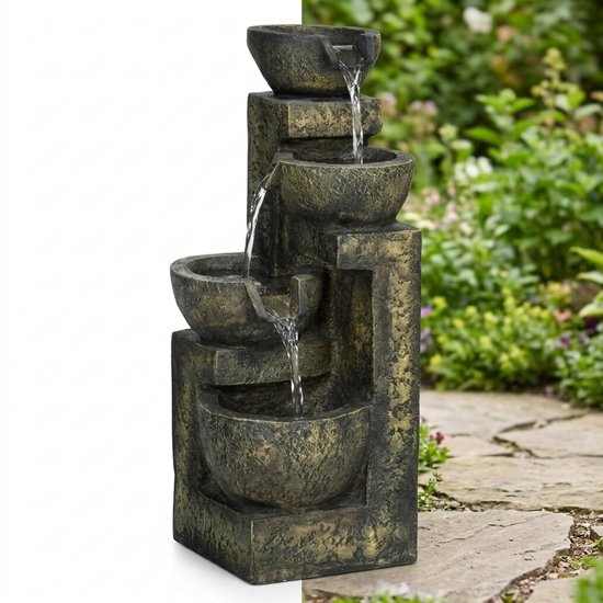 Waterornament met vier kommens en waterval in tuinsetting.