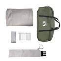 Accessoires voor een tent: opbergzak, scheerlijnen, tentstokken en grondzeil.