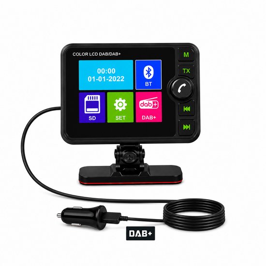 Zwarte DAB+ adapter met kleurenscherm, aangesloten op autolader via kabel.