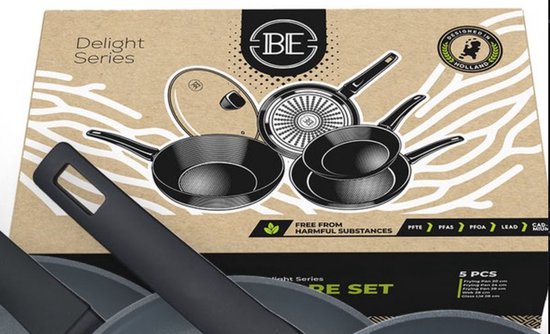 Pakket met 5 kookpannen, waaronder een wokpan met deksel. De set is "Designed in Holland".