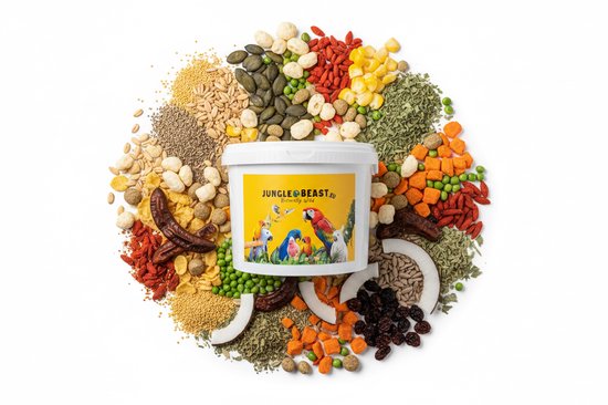 Een emmer Jungle Beast voer, omringd door ingrediënten zoals zonnebloempitten, maïs, erwten, bananen en kokos.