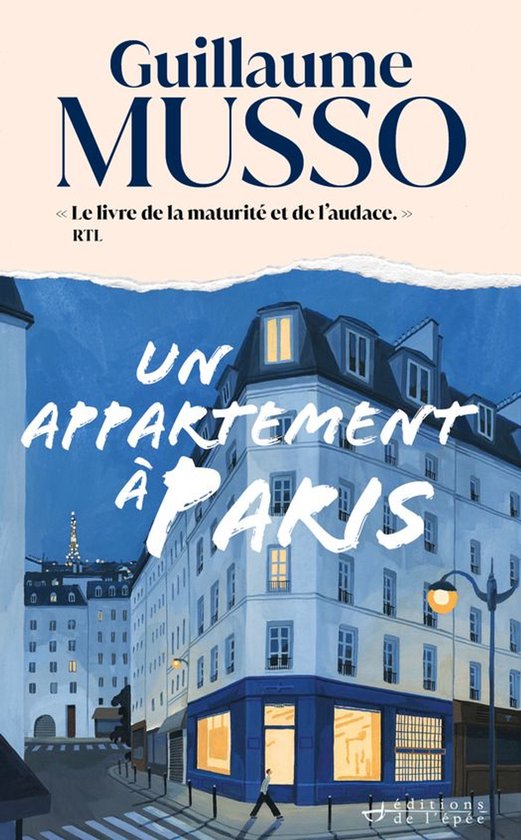 Couverture du livre de Guillaume Musso 'Un appartement à Paris'. Illustration d'une rue parisienne avec un immeuble d'appartements le soir.