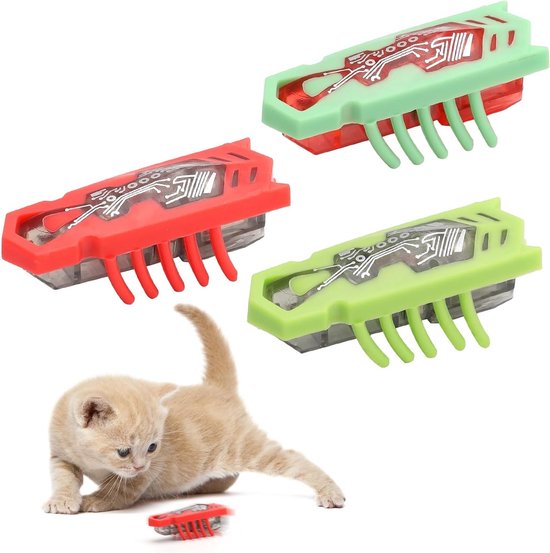 Twee groene en één rood robotinsect naast een wit kitten, op witte achtergrond.