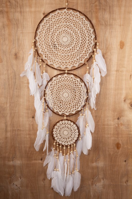 Capteur de rêves marron à trois niveaux avec motifs blancs au crochet et plumes.