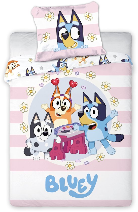 Dekbedovertrek met de Bluey-personages Bingo, Bluey, Chloe en haar vrienden op een roze gestreepte achtergrond met bloemen. Het woord "Bluey" staat onderaan.