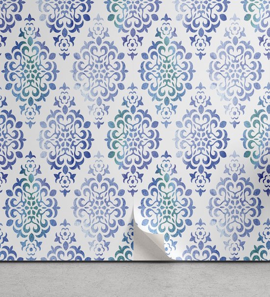 Papier peint avec un motif floral aquarelle dans des tons de bleu et de vert. Un coin du papier peint se décolle.