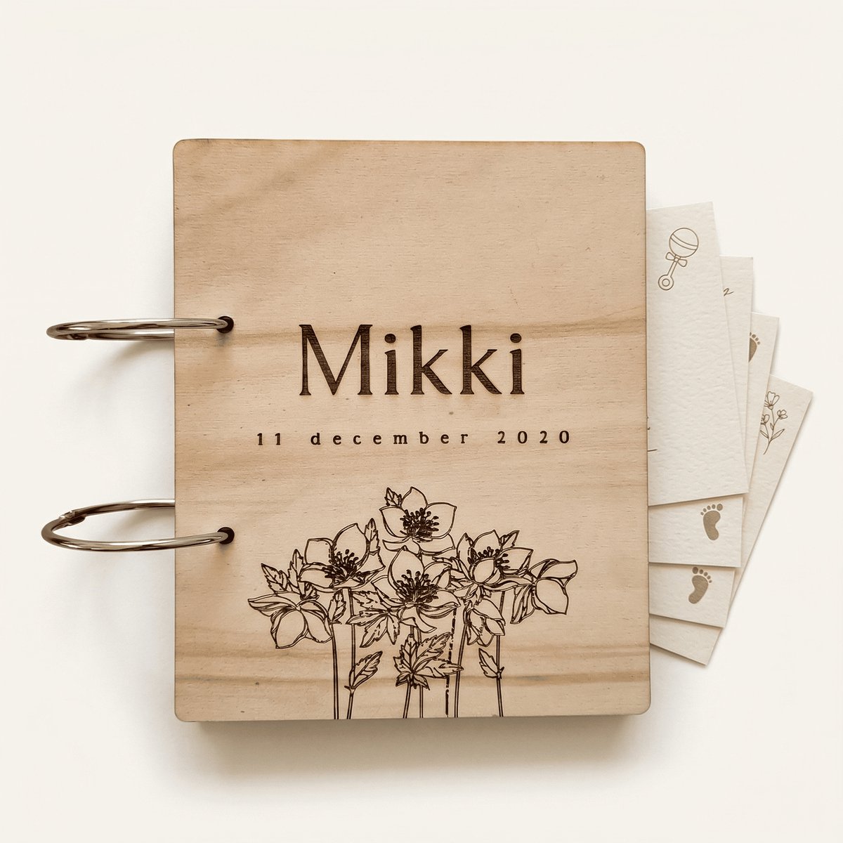 Mikki Joan - Bewaarbundel geboortekaartjes Bloemen - Geboortekaartjes bewaren - Geboortekaartjesbundel - Inclusies rvs ringen