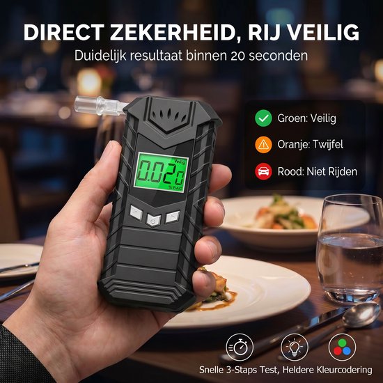 Hand houdt de zwarte digitale alcoholtester met groen display vast boven een gedekte tafel.