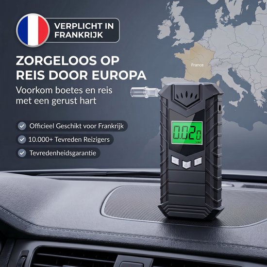 Zwarte digitale alcoholtester op het dashboard van een auto, met een kaart van Europa op de achtergrond.