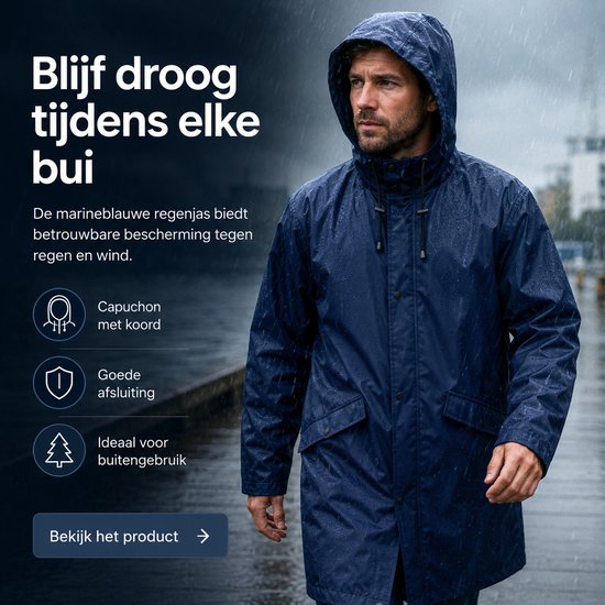 Man in donkerblauwe regenjas, beschut tegen regen. Capuchon met koord, goede afsluiting. Ideaal voor buiten.
