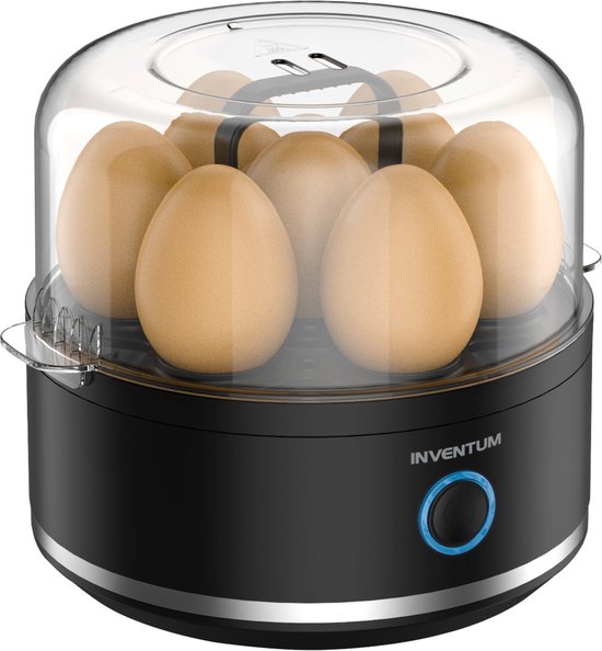 Zwarte Inventum eierkoker met transparante deksel, met 7 eieren erop. Zilverkleurige accenten.