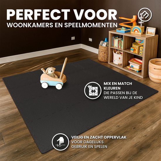 Een zwarte insteekmat in een kinderkamer, met speelgoed en kindermeubels.