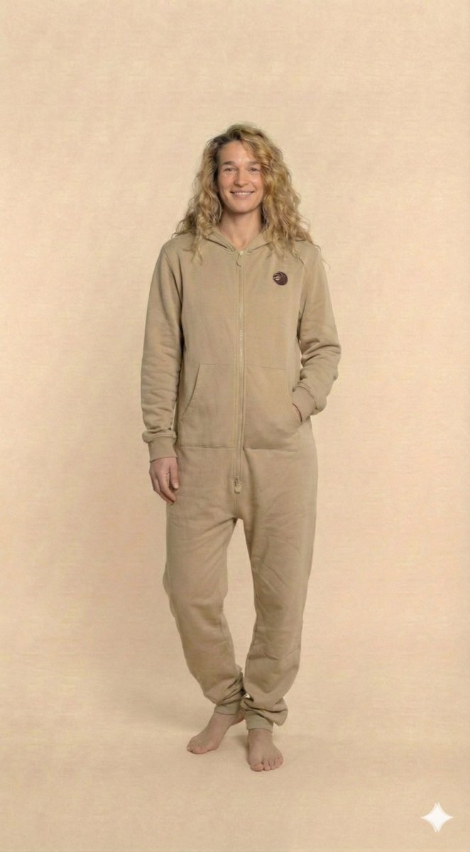 Knuffle Dames Jogging Onesie | Van het bekende Nederlandse merk Knuffle® | Linda: "De allerbeste Onesie ooit gemaakt! Stijlvol, comfortabel en perfecte kwaliteit" | Gratis verzending | Handgemaakt in Portugal | In 4 kleuren; dit is maat L in de kleur Beige