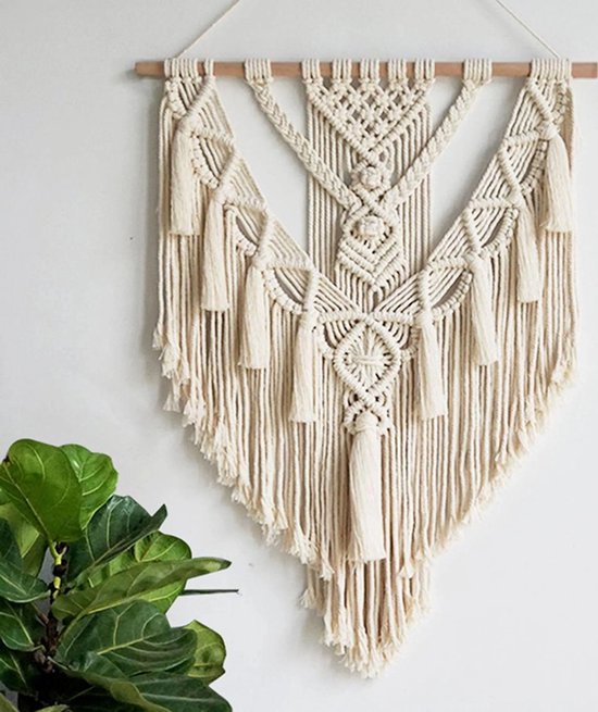 Macramé wandkleed met franjes in naturel kleur, details van het weefpatroon.